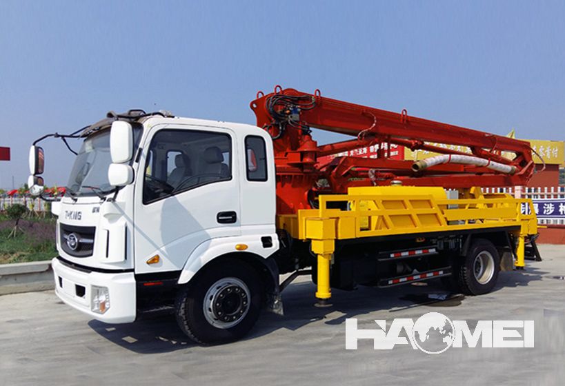 Concrete boom pump